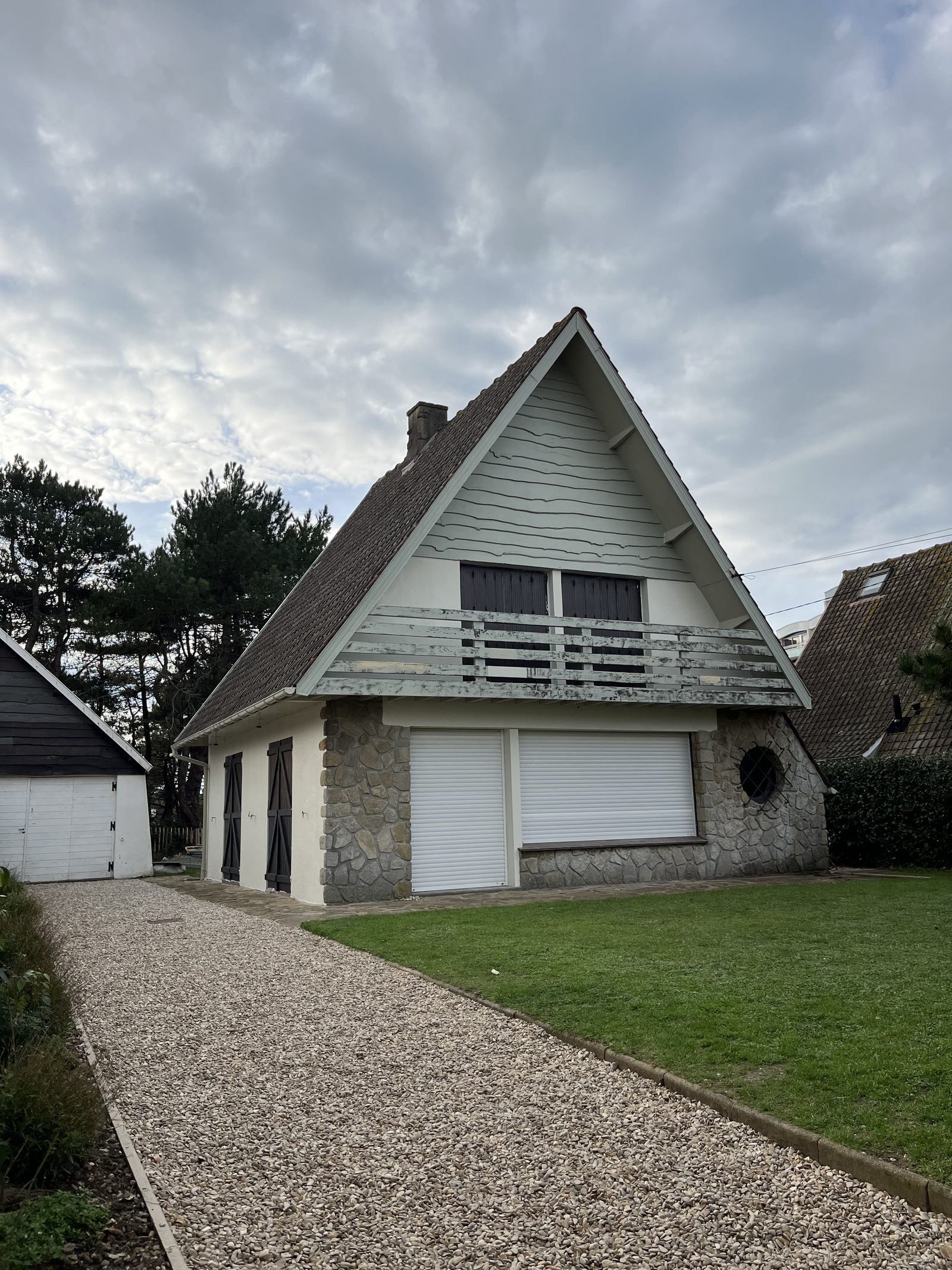 Villa familiale avec façade et garage entretenus sur la Côte d'Opale