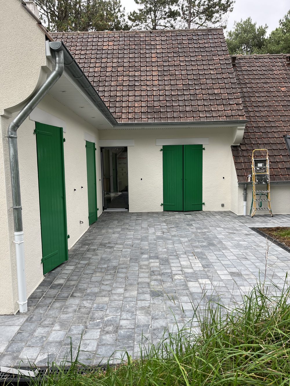 Maison bord de mer aux volets repeints