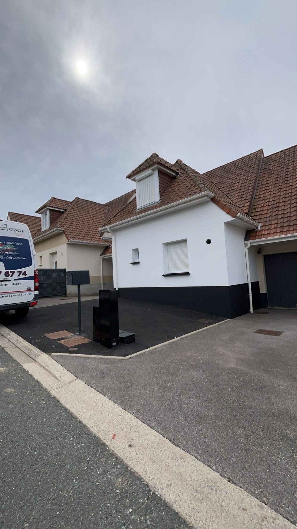 Maison contemporaine au bardage sombre