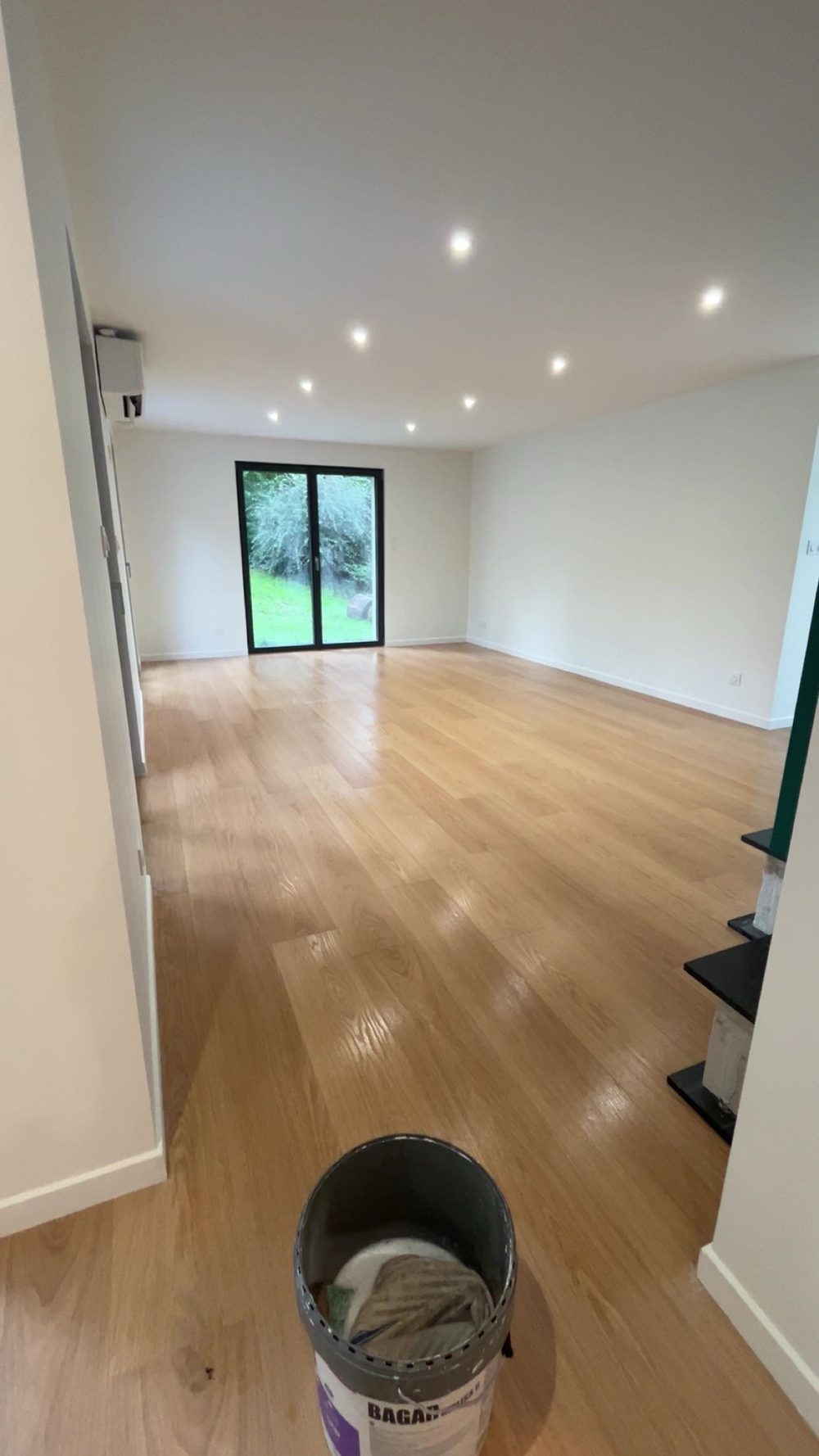 Pièce à vivre repeinte, parquet et murs clairs